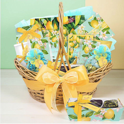 Подарочная корзина: шоколад, конфеты, оливки, кофе