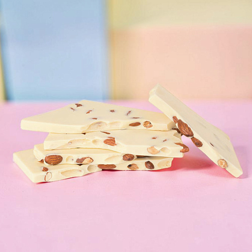 Белый шоколад с миндалем (ломаный)