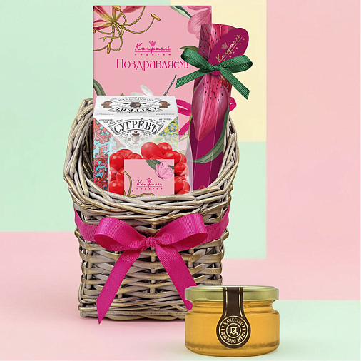 Подарочная корзина: шоколад, драже, конфеты глазированные, чай, мед