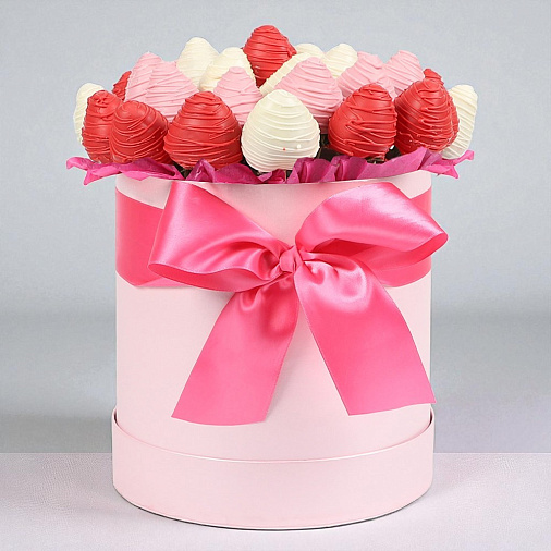 Клубника в шоколаде в  розовой коробке 1360г