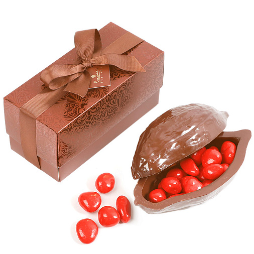 Какао-боб из молочного шоколада с драже клубника в белом шоколаде