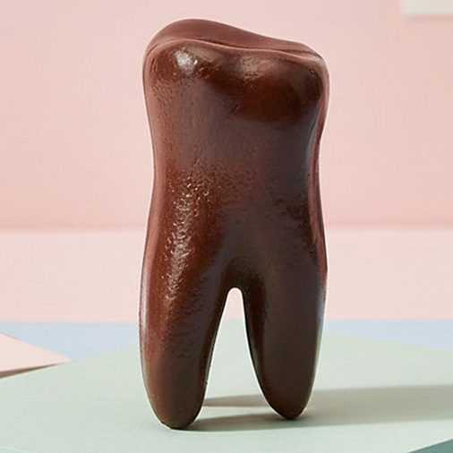 "Зуб" скульптура молочный шоколад