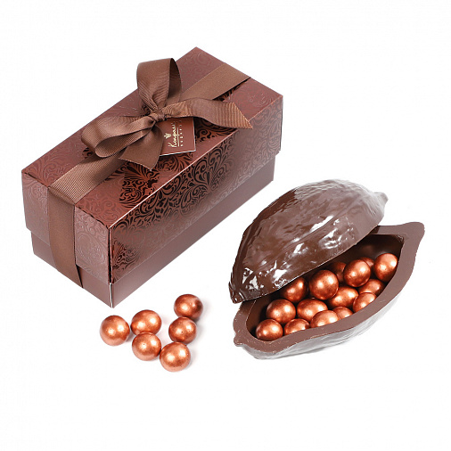 Какао-боб из горького шоколада с  драже "Фундук" в горьком шоколаде с медным декором 